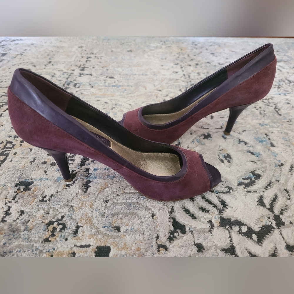 Bandolino purple suede peep toe heels